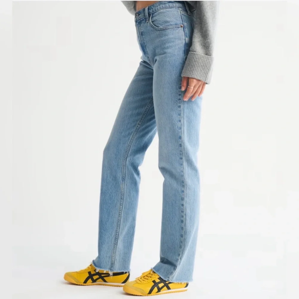 Abercrombie Ultra High Rise 90s Straight Jeans 28R NWT Raw Hem - Picture 4 of 10